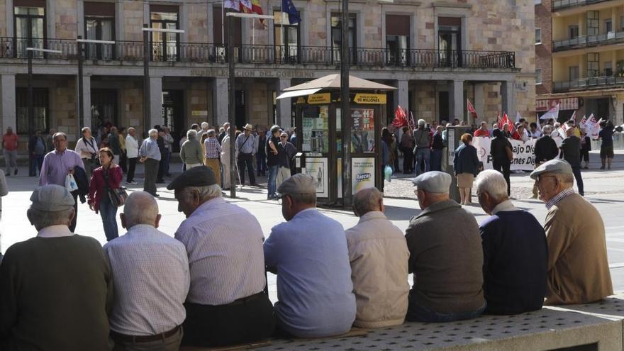 Jubilados de Zamora en una imagen de archivo sentados junto a la plaza de la Constitución, donde se celebraba una manifestación por las pensiones.