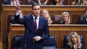 El presidente del Gobierno, Pedro Sánchez, y la vicepresidenta segunda, Yolanda Díaz, en el Congreso durante una sesión de control al Ejecutivo.