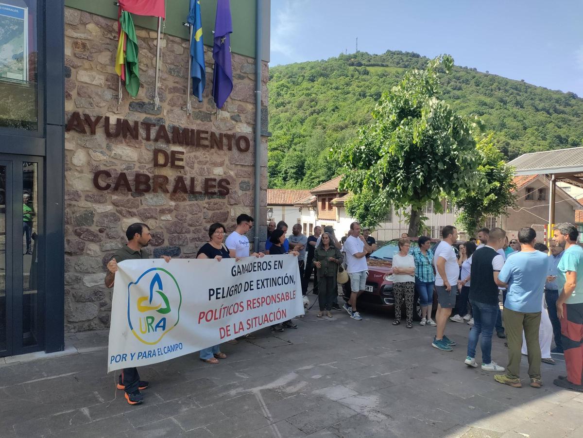 Los ganaderos, junto al Ayuntamiento de Cabrales.