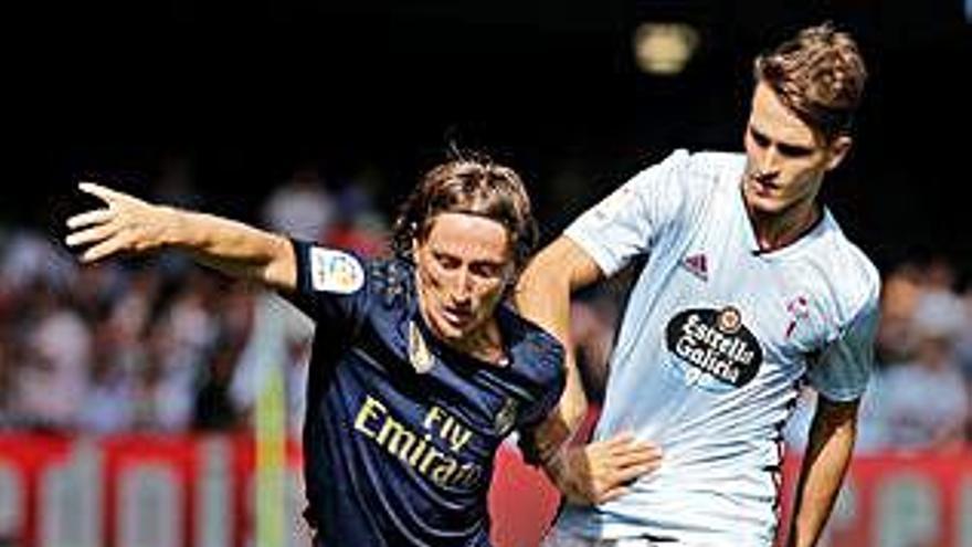 Modric protegeix l&#039;esfèrica davant l&#039;exblaugrana Denis Suárez