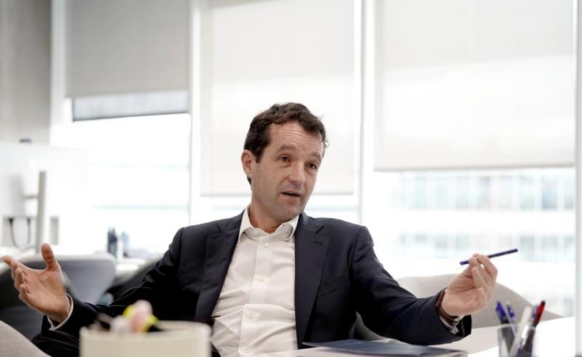Ángel Escribano, presidente de Indra, en una entrevista reciente en su despacho.