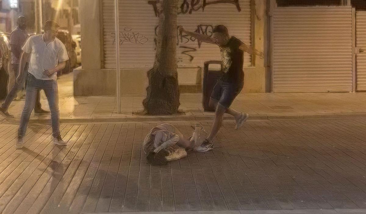 Agresión a patadas en la cabeza a un joven en el Balneario 1 de la Platja de Palma la misma noche en la que Carlo sufrió la agresión mortal.