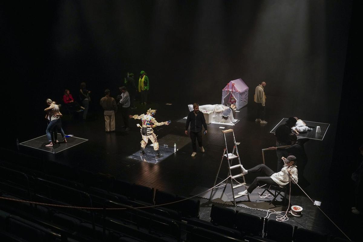 Teatros del Canal acoge Acción Xm2 (acción por metro cuadrado), de La Juan Gallery, una propuesta de artes vivas con acciones simultáneas en un metro cuadrado