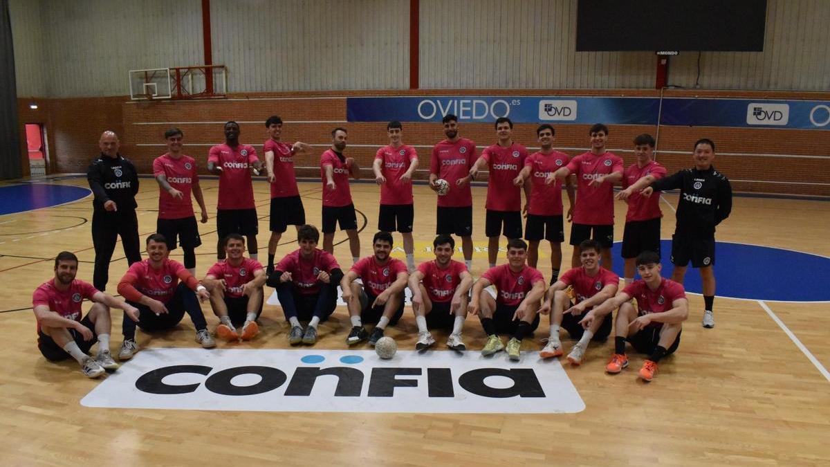 Jugadores y técnicos del Confía Base posan en un entrenamiento en Vallobín.