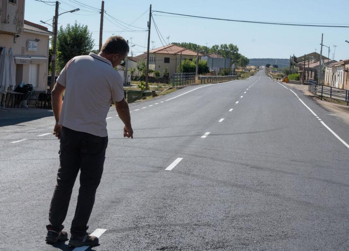 El alcalde de Pozuelo muestra desperfectos en la travesía. | J. L. Fernández