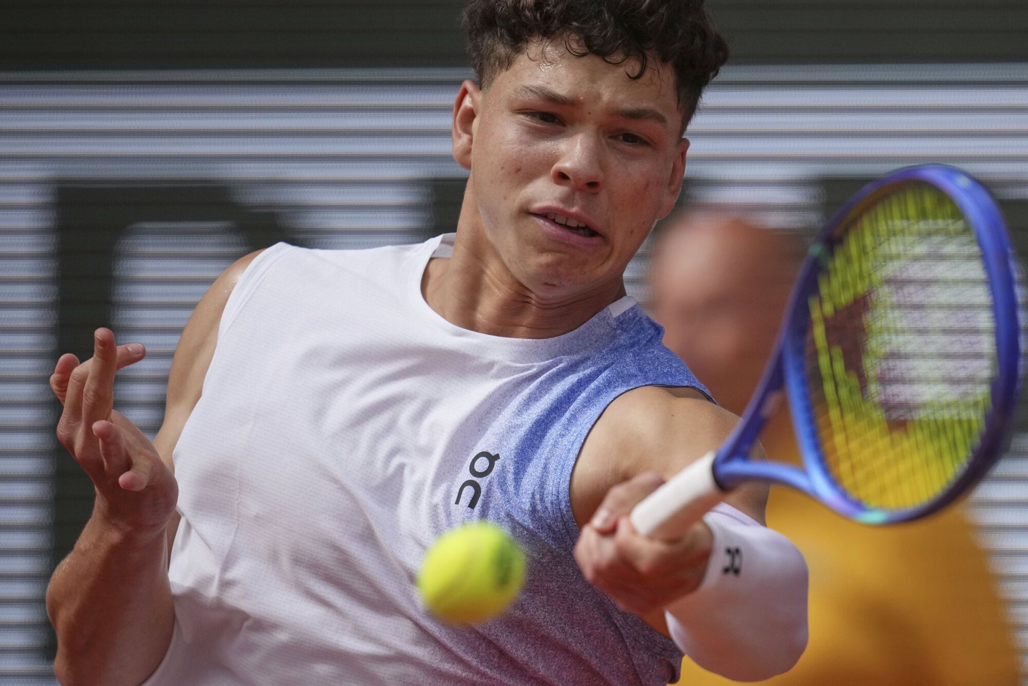 Ben Shelton of the U.S. returns the ball to Spain's Carlos Alcaraz during their fourth round match of the French Tennis Open, at the Roland-Garros stadium, in Paris, Sunday, June 1 2025. (AP Photo/Christophe Ena) Associated Press / LaPresse Only italy and spain. EDITORIAL USE ONLY/ONLY ITALY AND SPAIN