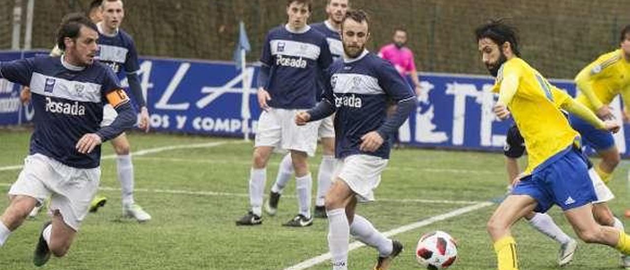 Un remate de Osky ante Álvaro y Pantiga.