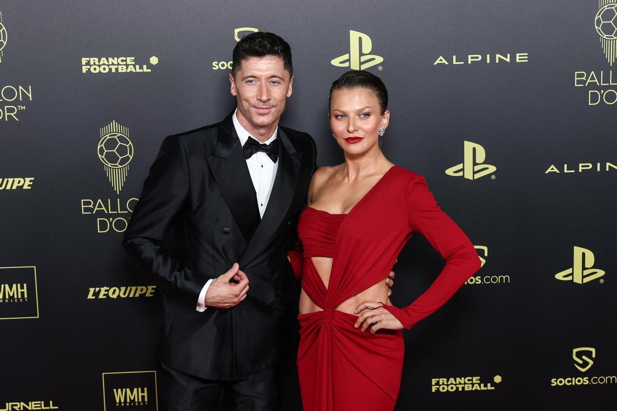 Paris (France), 17/10/2022.- Robert Lewandowski of FC Barcelona and his wife Anna Lewandowska arrive for the Ballon d’Or ceremony in Paris, France, 17 October 2022. For the first time the Ballon d’Or, presented by the magazine France Football, will be awarded to the best players of the 2021-22 season instead of the calendar year. (Francia) EFE/EPA/Mohammed Badra