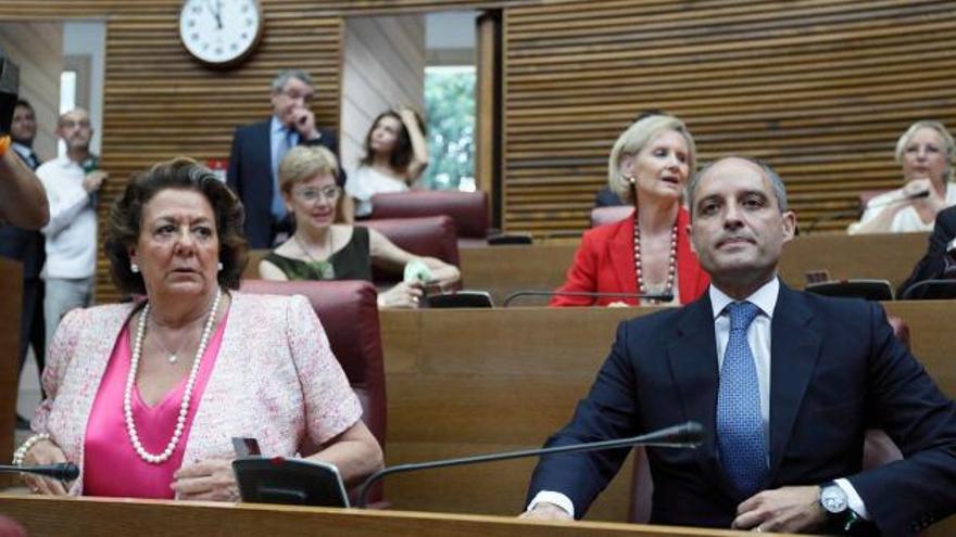 El expresidente de la Generalitat Francisco Camps en su nuevo escaño de diputado, junto a la alcaldesa de Valencia, Rita Barberá.