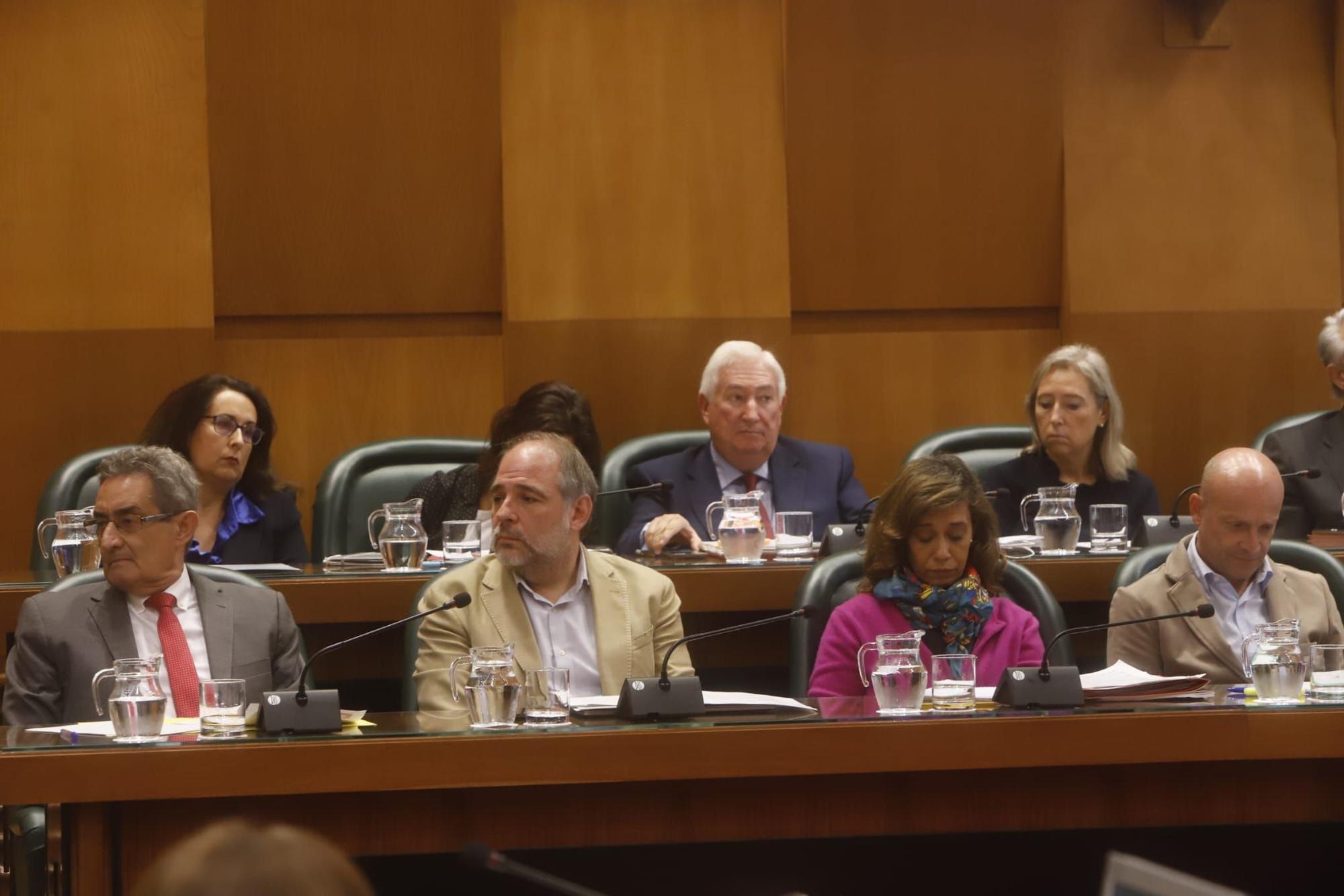 Pleno en el Ayuntamiento de Zaragoza con protesta contra la Ley de Amnistía y Pedro Sánchez