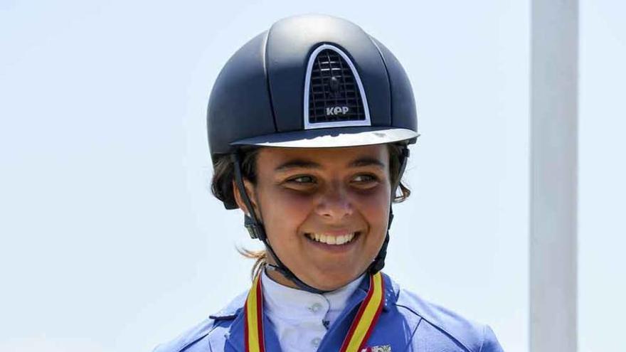 Alba Moralejo posa con su trofeo.