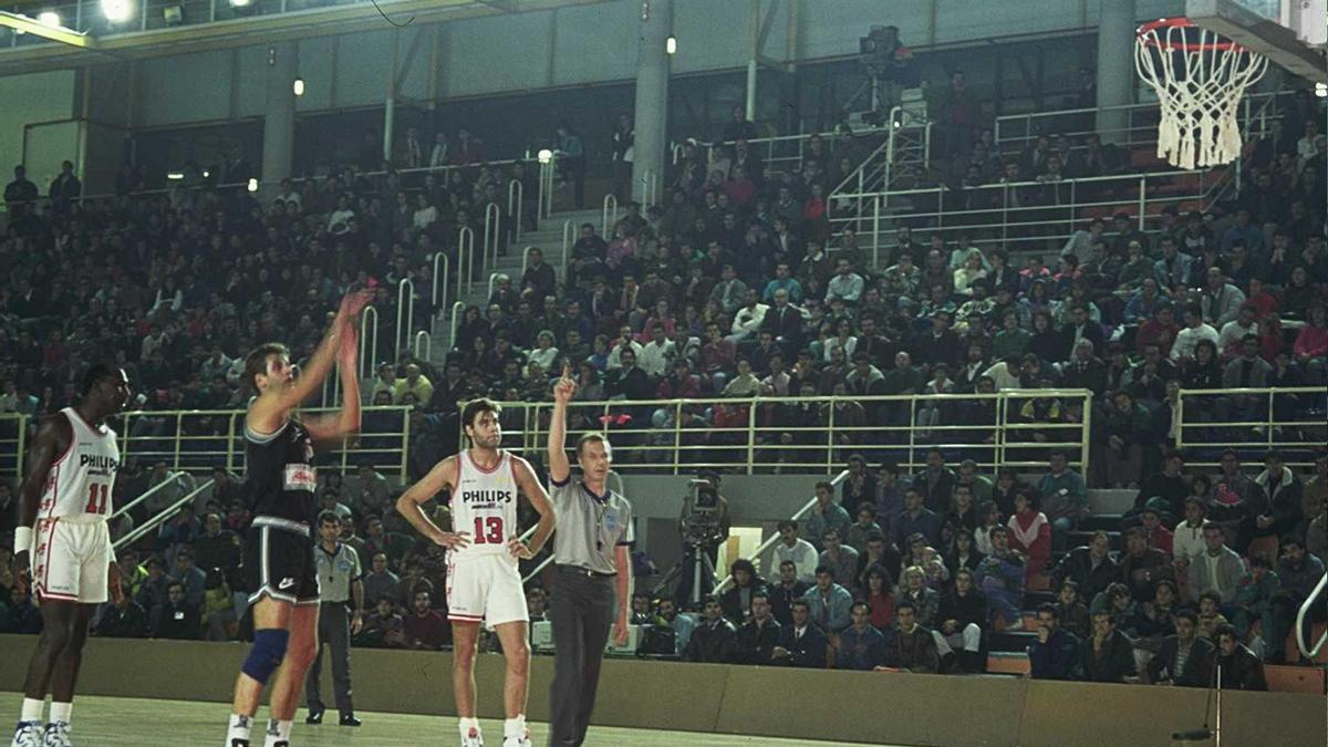 Ivo Nakic lanza un tiro libre en el Partizan-Milan disputado en Fuenlabrada en 1991.