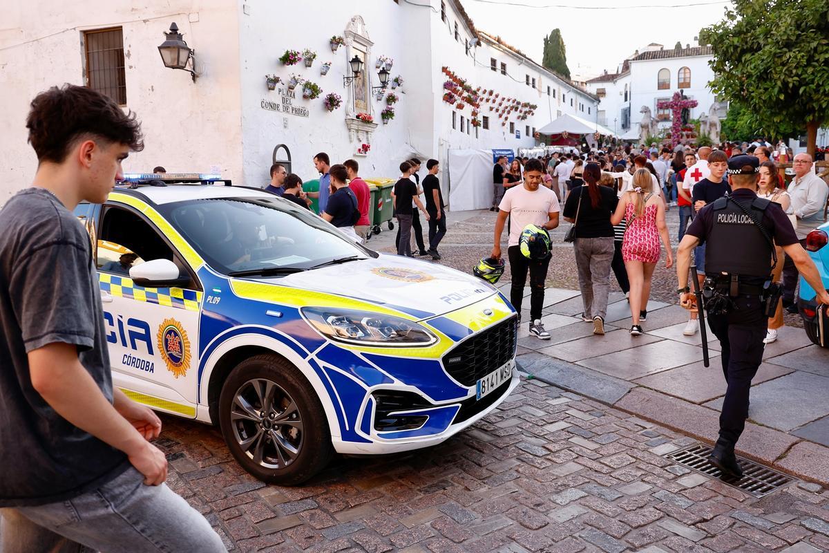 Ambiente de Cruces, en la plaza Conde de Priego con el dispositivo de seguridad del año pasado.