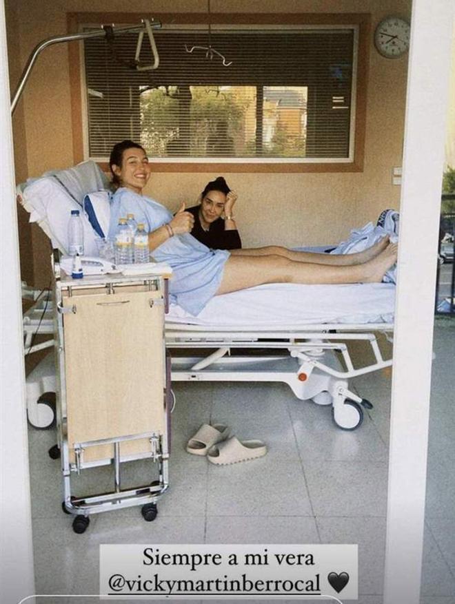 Alba Díaz y Vicky Martín Berrocal en el hospital