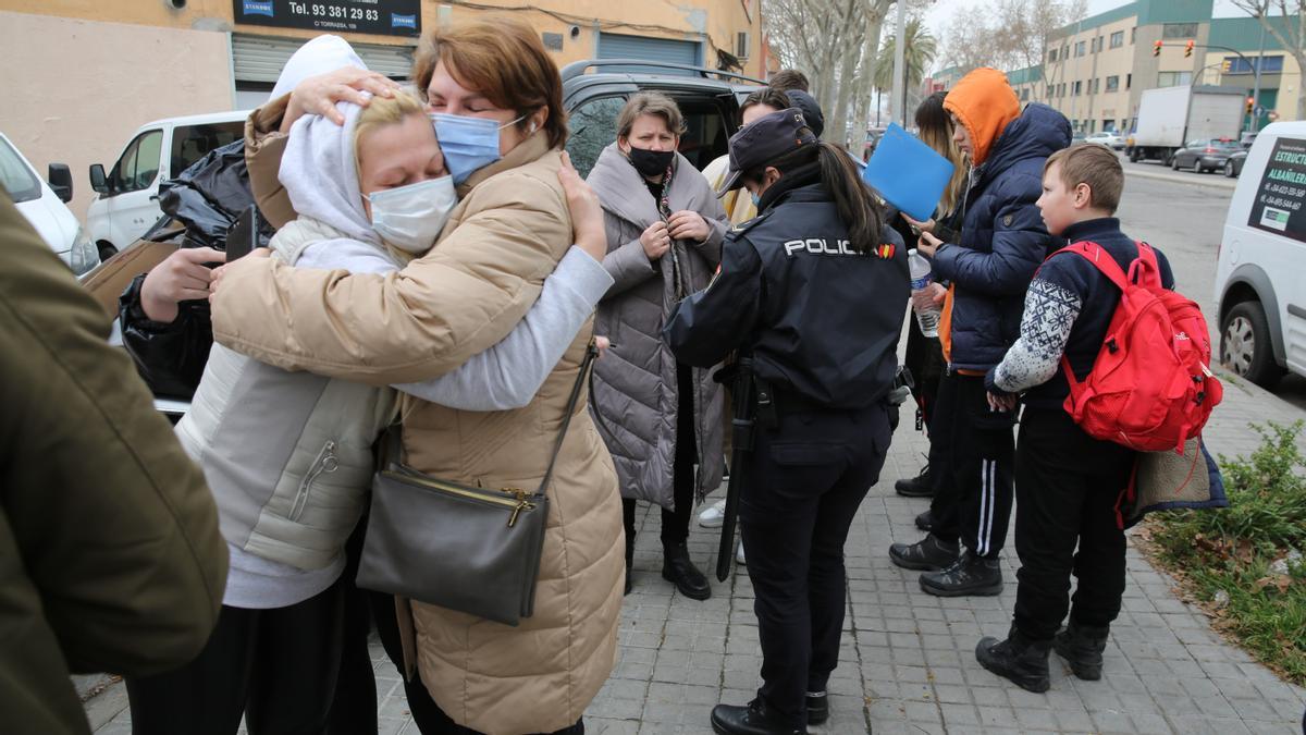 Llegada de una furgoneta procedente de la frontera con Polonia, con varias familias de refugiados, que son revisadas por la policía nacional