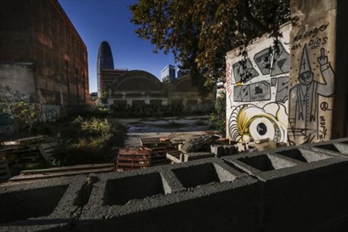 Un solar yermo del 22@, visto desde la calle de Sancho de Ávila, ayer.