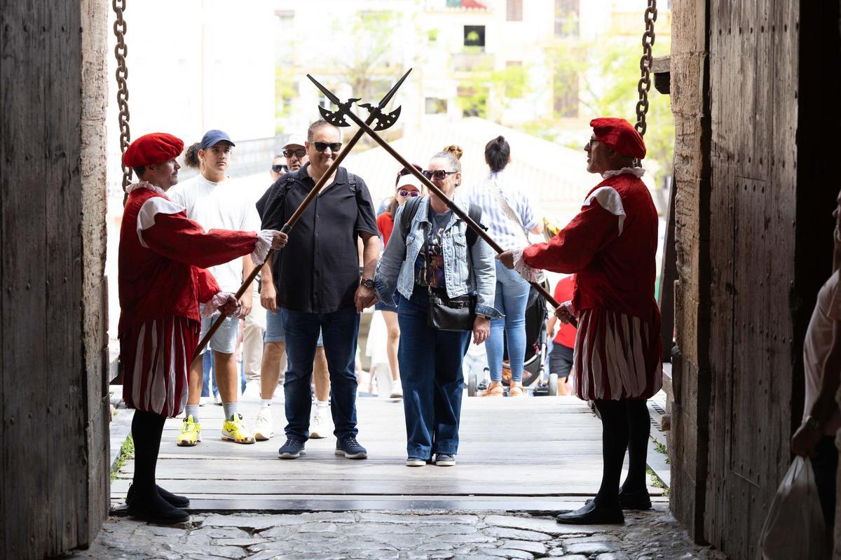 La dura y libre vida de los feriantes de la Ibiza Medieval