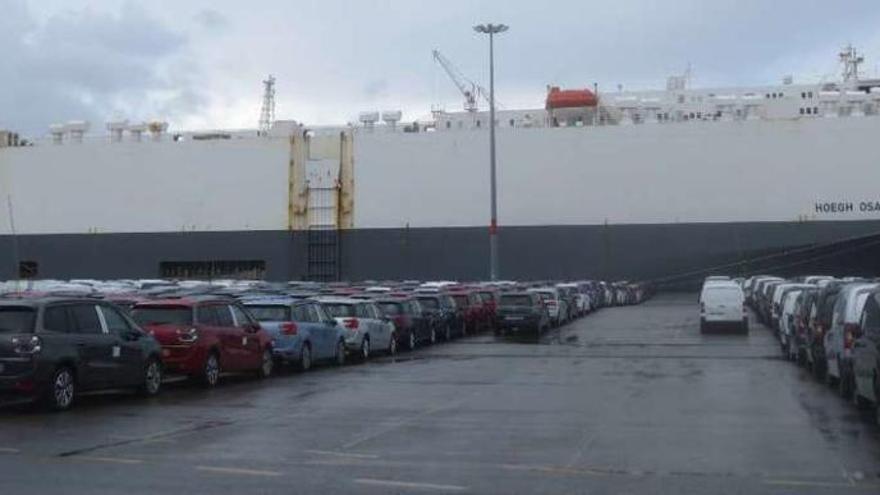 El buque &quot;Hoegh Osaka&quot;, atracado, ayer, en la terminal de Bouzas. // F. D. Guerrero