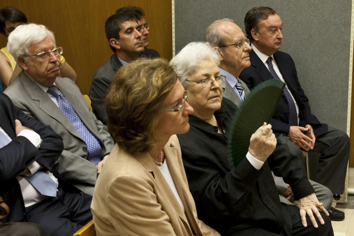 La presidenta de la Fundació Puigvert, Esperança Martí (amb vano), aquest dilluns, durant el judici.