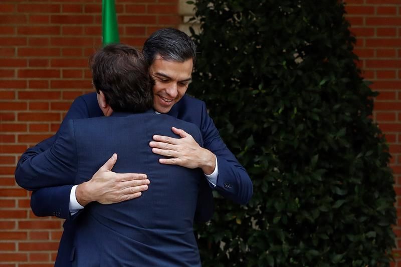 Los momentos del encuentro entre Vara y Sánchez