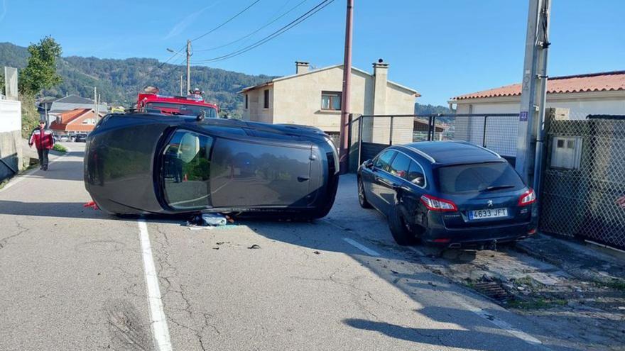 Herida leve una conductora en Cangas tras volcar su coche en A Madalena