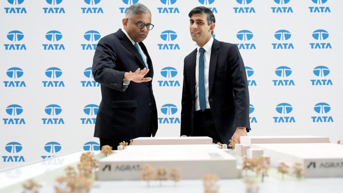 El primer ministro británico, Rishi Sunak, y el presidente de Tata Sons, Natarajan Chandrasekaran, ayer en la presentación del proyecto en Warwick.