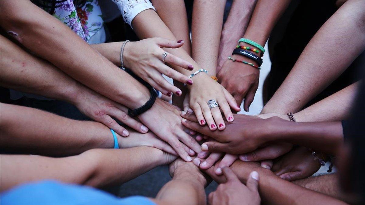 Un grupo de niños uniendo sus manos