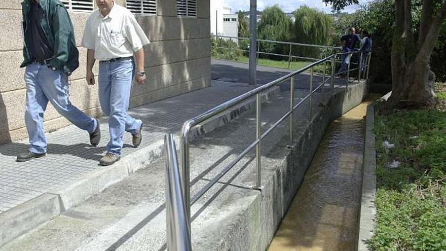 Uno de los vertidos de aguas fecales procedente del río de Quintas que afectó a la ría. / juan varela