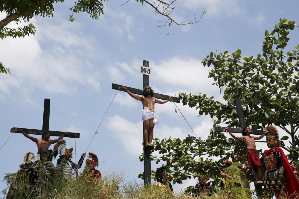 Un filipino es crucificado como Jesús.