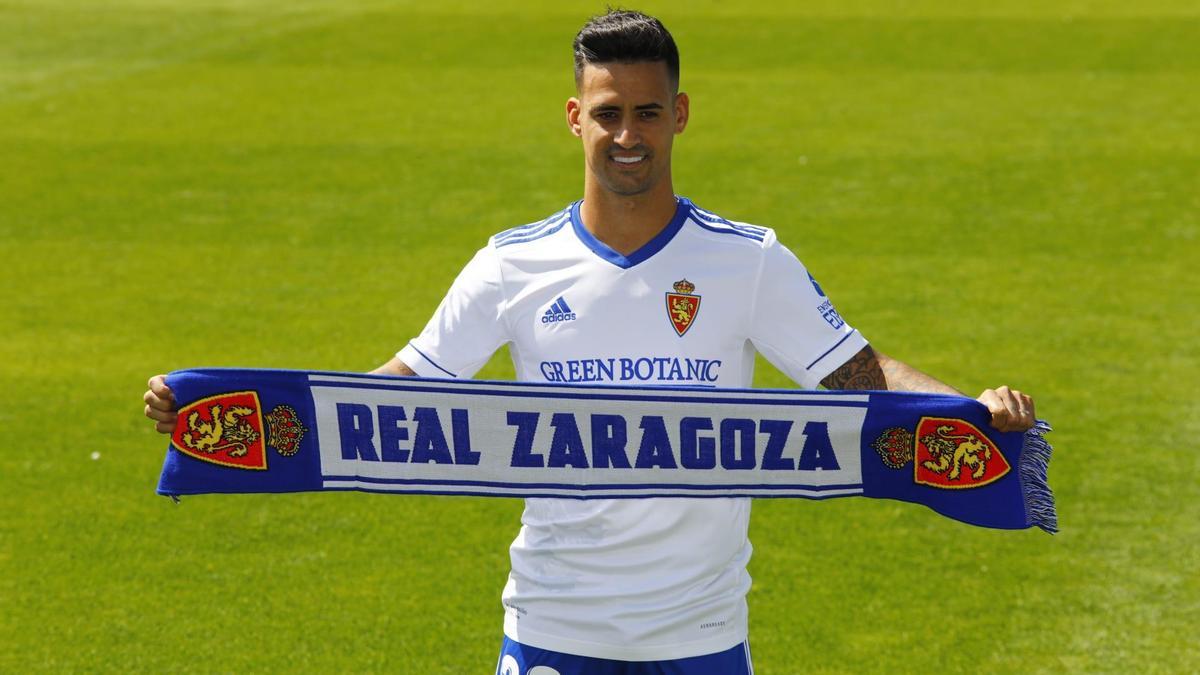 Nano Mesa, en su presentación, en La Romareda como nuevo jugador del Real Zaragoza.