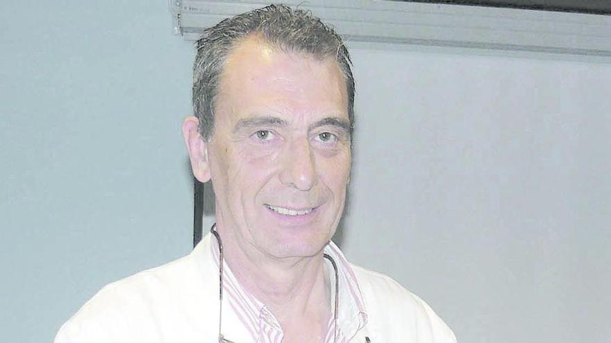 El Dr. Gisbert, con una de las audioprótesis invisibles.