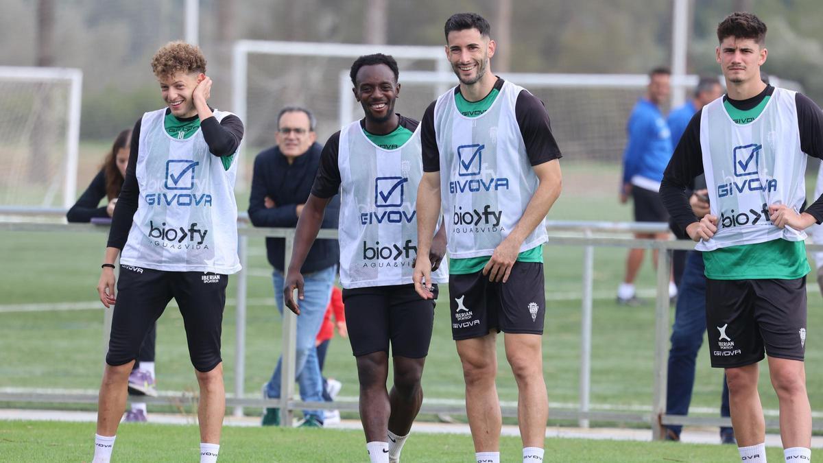 Simo, Diarra, Albarrán y Carlos García sonríen durante el entrenamiento del Córdoba CF.