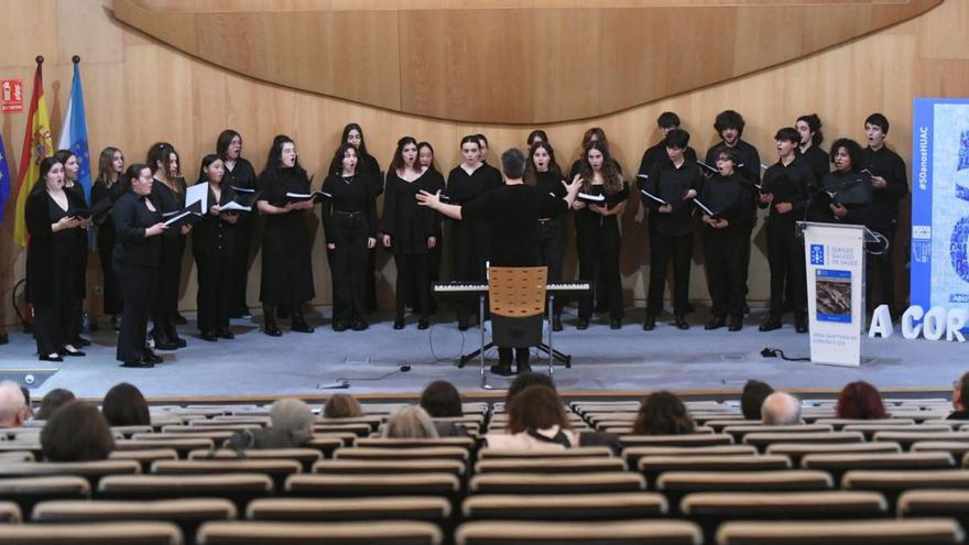 Actuación del Coro Joven de la Sinfónica, ayer, en el Hospital Universitario (Chuac). | // CARLOS PARDELLAS