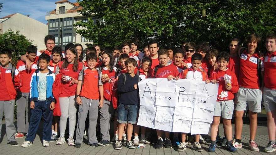 Los jugadores de categorías inferiores animan a Pablo Seoane con una pancarta. // FdV