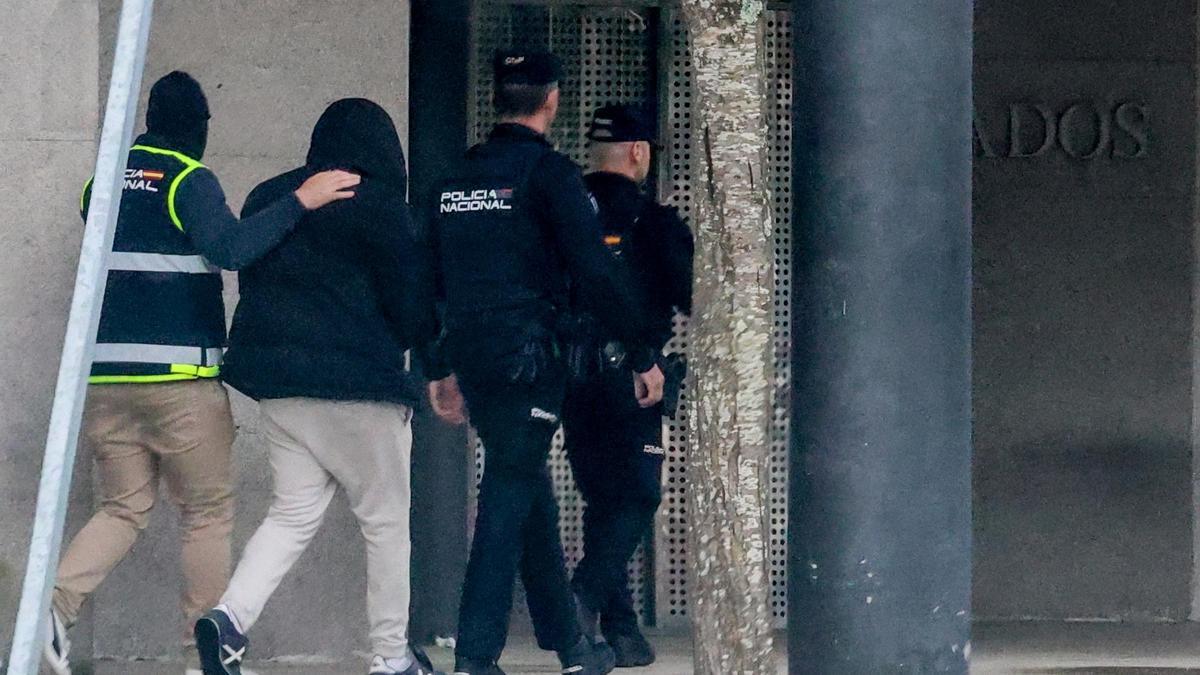 Uno de los detenidos pasa a disposición judicial, ayer en el Juzgado de Instrucción número 2 de Vilagarcía.