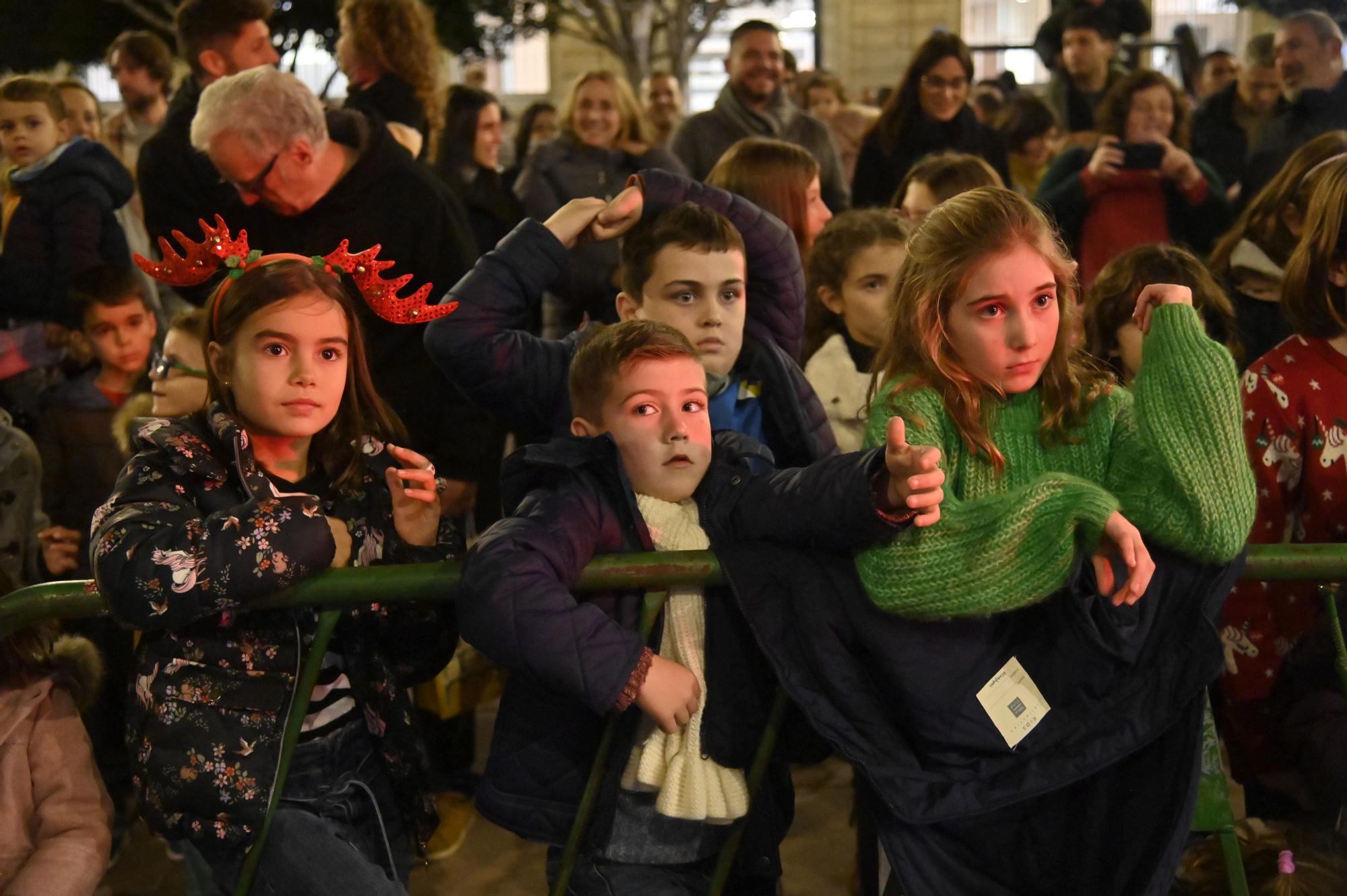 Los peques de Castelló entregan al Cartero Real las misivas con sus deseos. Encuentra tu foto.