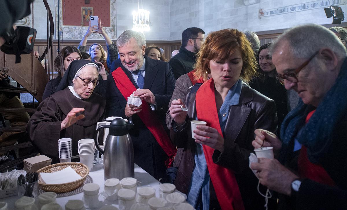 Jaume Collboni y Elisenda Alamany degustan el 'mató' secreto de la abadesa durante la tradicional visita a las clarisas de Pedralbes por Santa Eulàlia 2024