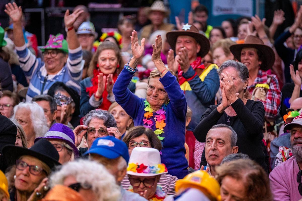Detalle del público que asistió a la tercera edición del Carnaval senior celebrado el Domingo de Piñata en Santa Cruz.