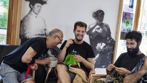 Josep, Albert y Xavi, parte de los BCN Teixidors, tejen en la cafetería de Vil·la Urània. 