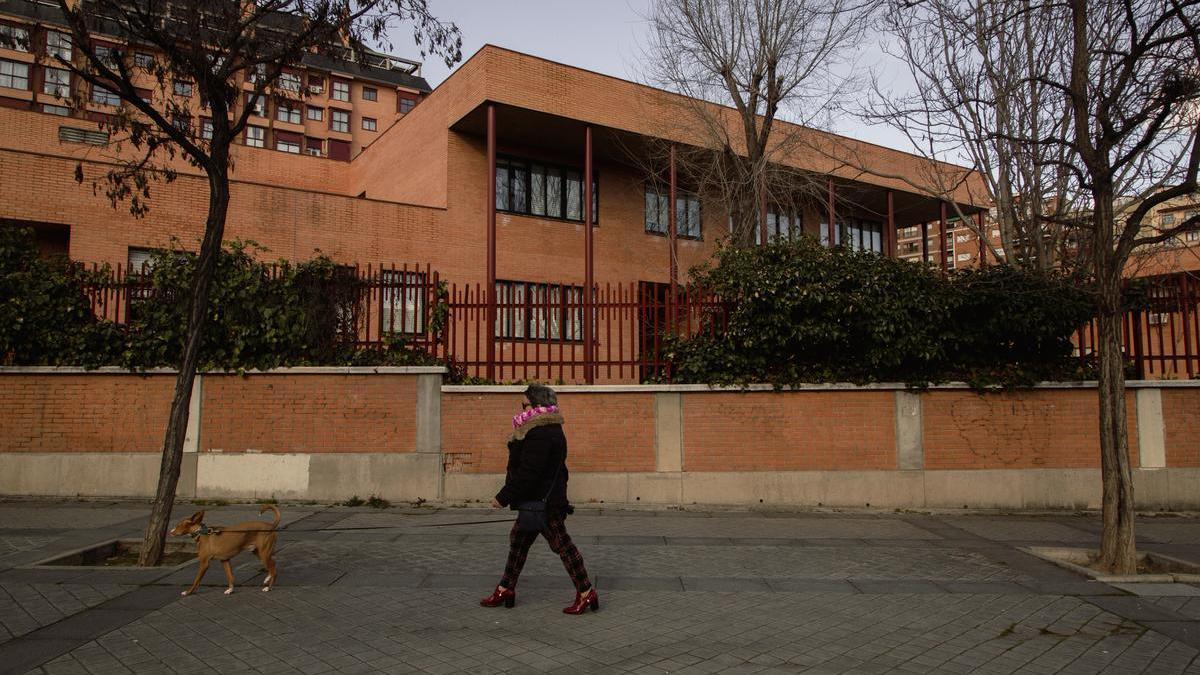 Imágenes del exterior del Instituto de Educación Secundaria Juan de la Cierva en Madrid, donde daba clase el profesor acosado.