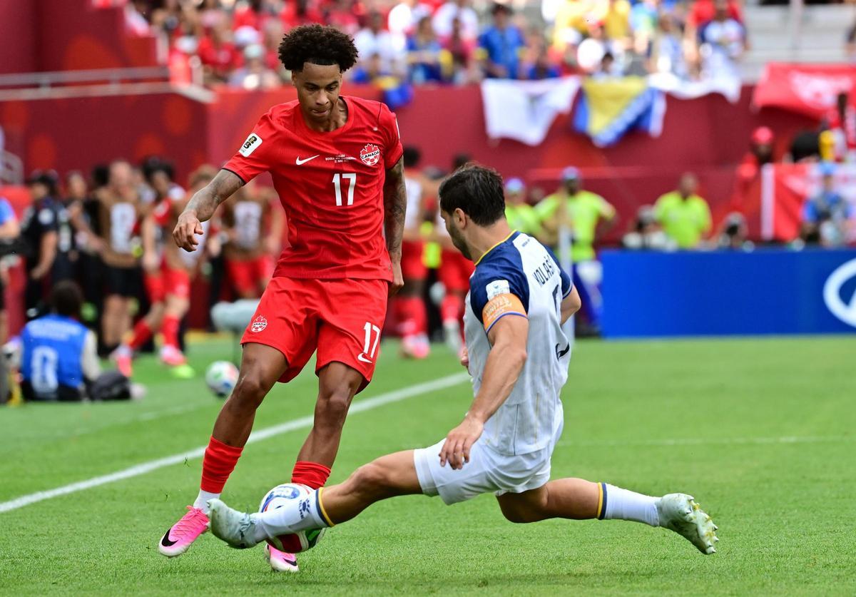 Buchanan intenta desbordar al jugador de Bosnia.
