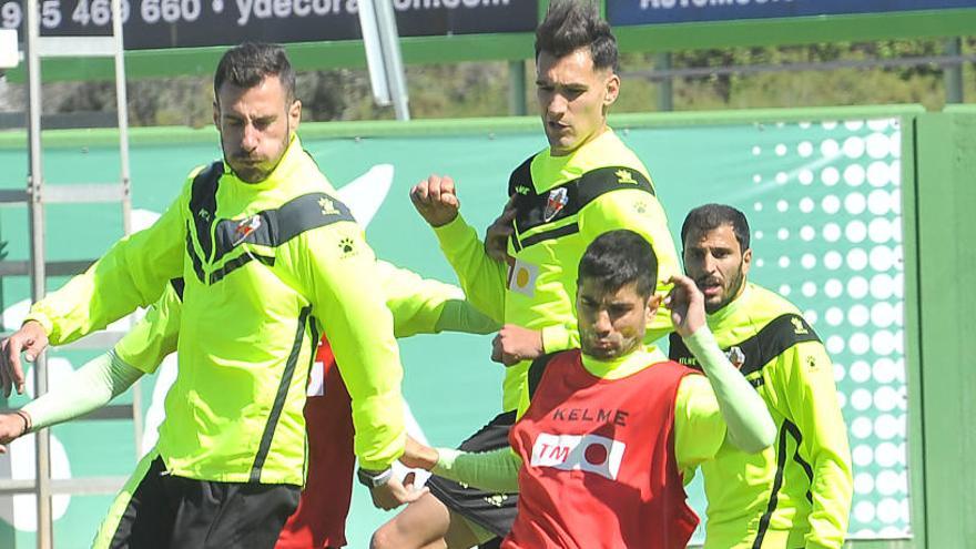 Dani Calvo, en el centro de la imagen, durante un entrenamiento