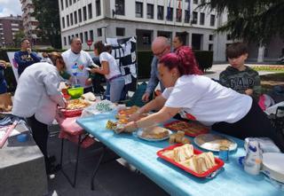 Pitanza reivindicativa ante Educación: las familias de los colegios afectados por la subida del comedor escolar protestan con un picnic delante de la Consejería