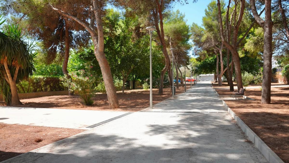 La reforma del pasaje de conexión de la calle Mar Jónica con la calle Mar d'Aral ha incluido mejoras como el pavimento o el alumbrado.