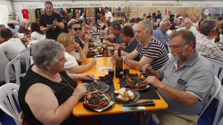 La carpa de la Festa do Choco de Redondela, el pasado año, abarotada de gente. / Ricardo Grobas