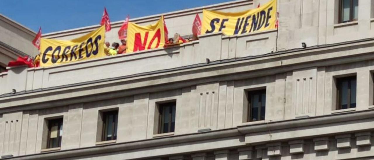 Pancartas con el lema «Correos no se vende» en la sede central.