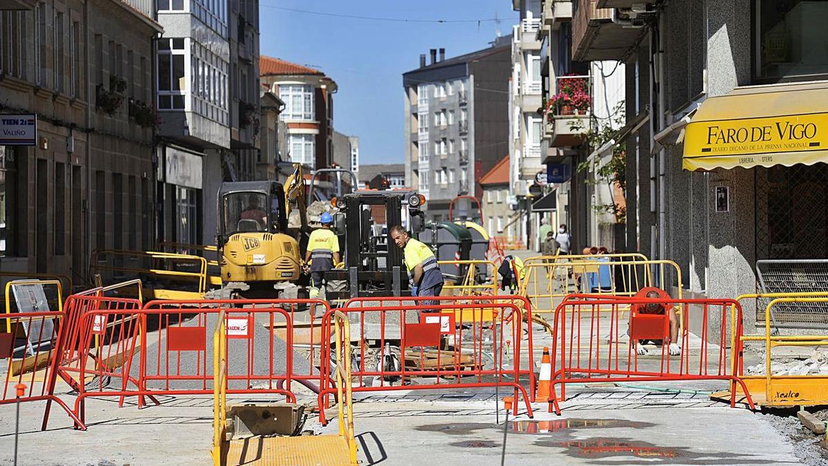 Trabajos de humanización en la calle Progreso y la plaza Siñor Afranio. |   // BERNABÉ/JAVIER LALÍN