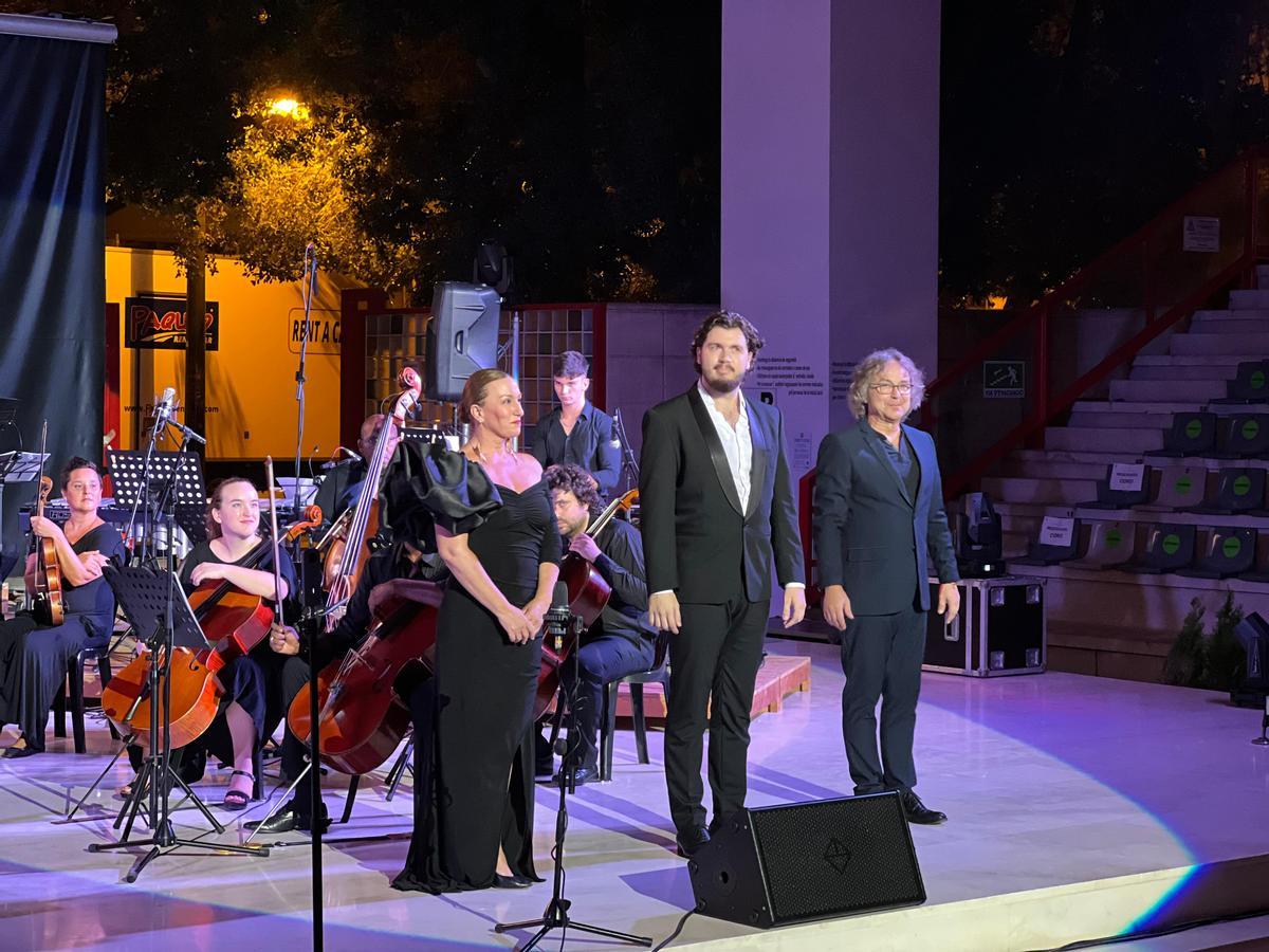 La soprano Pepa García junto al bajo Manuel Fuentes y el director de la Orquesta de Orihuela