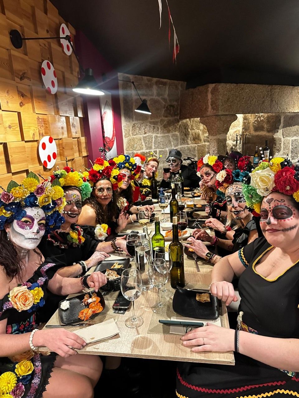 Asistentes a la fiesta de carnaval en el restaurante O 48 da Platería.