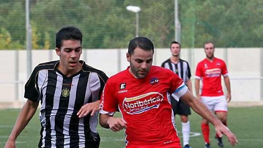 Vicente, en una jugada del partido de ayer. // Bernabé/J.C. Asorey